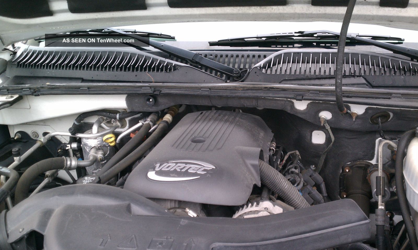 2004 Chevrolet Suburban 2500 Lt Sport Utility 4 - Door 6. 0l 2004 Chevrolet Suburban Engine 6.0 L V8