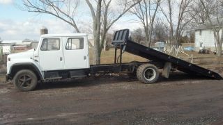 1986 International Harvester Crew Cab With Roll Off Bed photo
