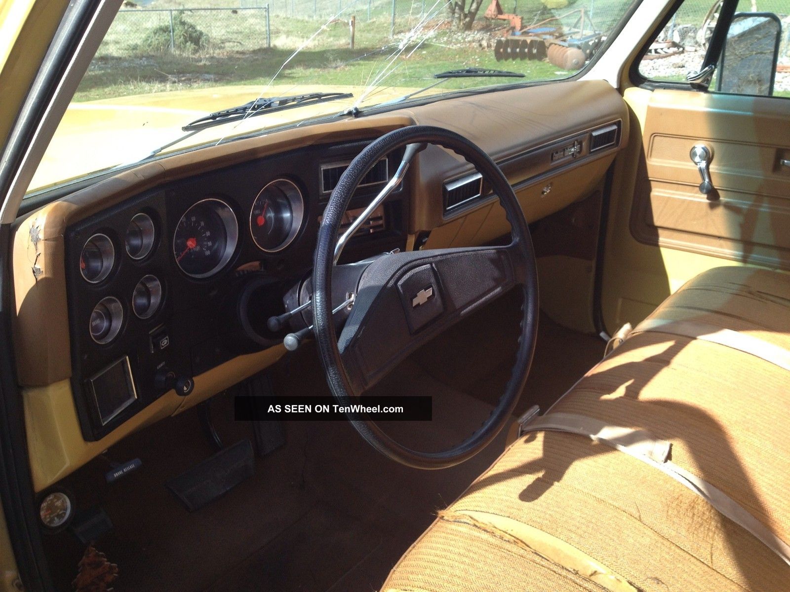 Cool Vintage Tow Rig 1973 C10 Custom Deluxe 2wd Suburban