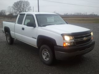 2005 Chevrolet 2500hd Exented Cab Pickup,  White,  6.  0 L V - 8 photo