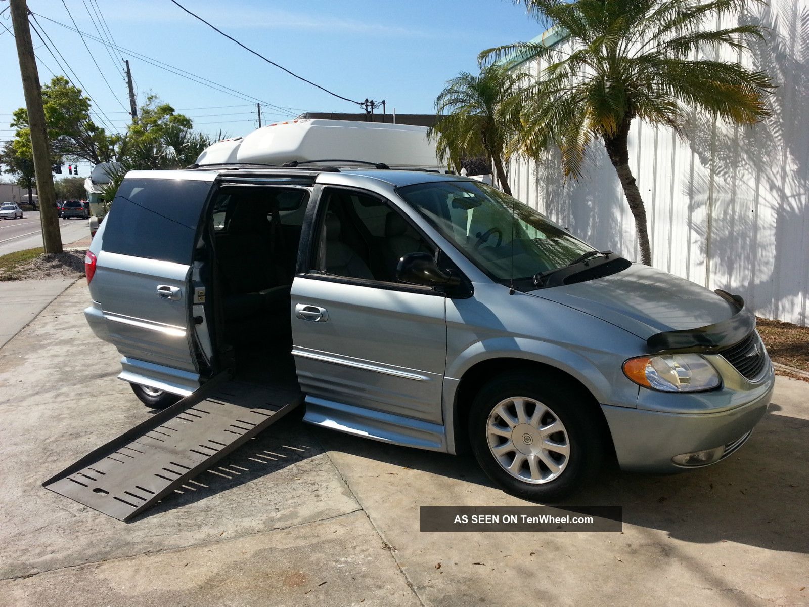 2003 Chrysler town and country options