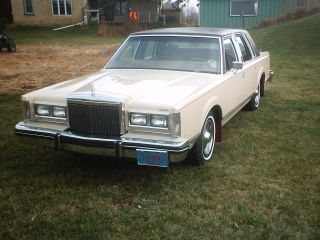 1981 Lincoln Town Car Comfortable. . .  With Extras. . photo