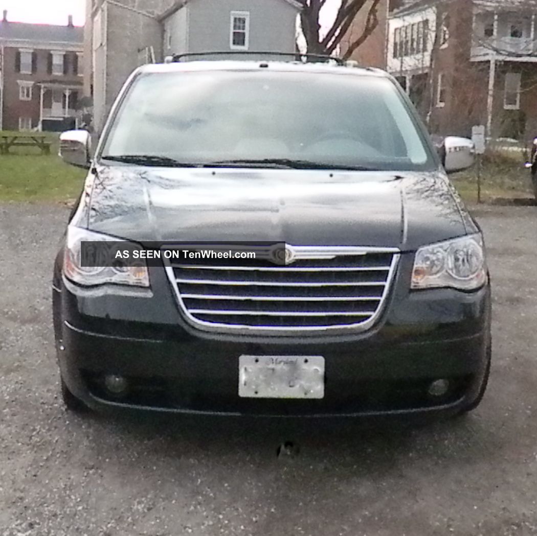 2008 Chrysler Town & Country Signature Series Van