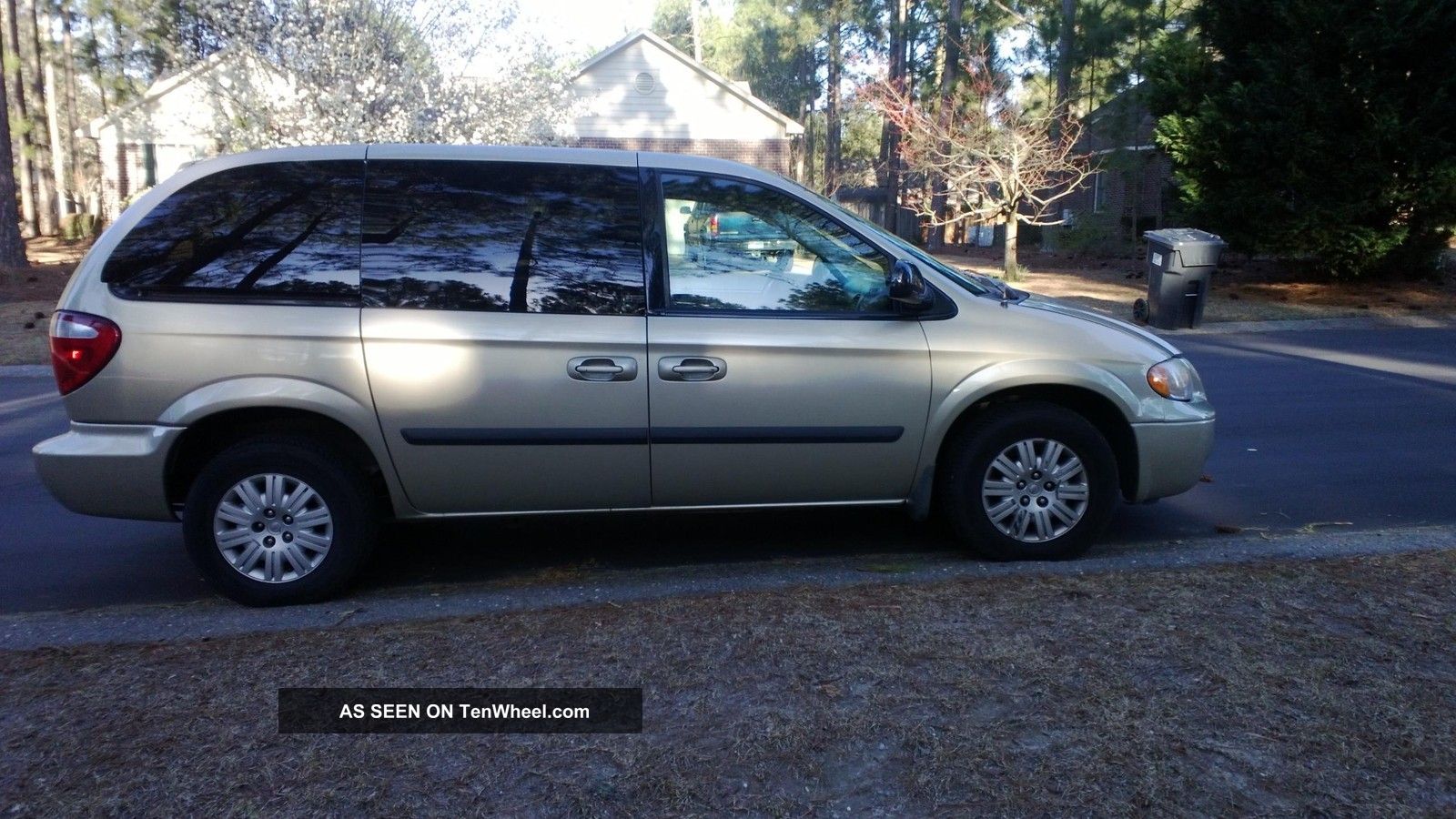 2006 Chrysler town and country base model #5