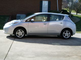 2011 Nissan Leaf Sl With Cold Weather Package And Level 2 240v Home Charger photo