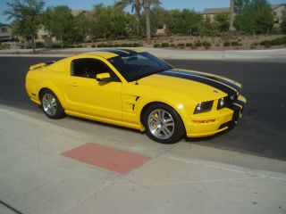 2005 Ford Mustang Gt Coupe 2 - Door 4.  6l photo
