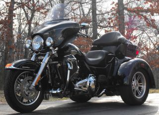 2011 Harley Davidson Tri Glide Trike Black Reverse Flhtcutg L@@k photo
