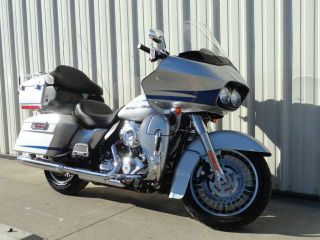 2011 Harley - Davidson Road Glide Ultra Fltru Pewter Pearl All Trades Welcome photo