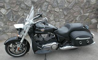 2011 Victory Cross Roads Almost 580 Mi,  I Ship King Of The Road 106 Ci photo