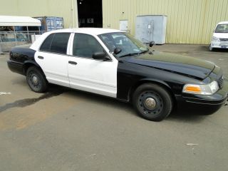 2004 Ford Crown Victoria - 4 Door Sedan – Ex Police photo