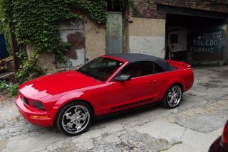 Convertible. . . . .  Mustang. . . .  2006 photo