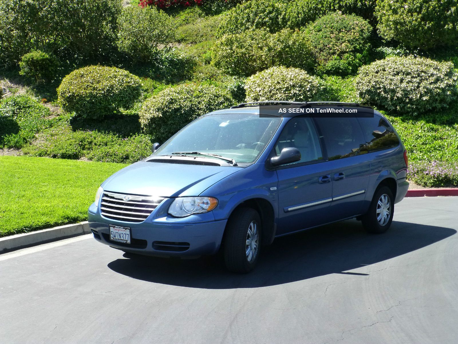 Chrysler town and country 2005 minivan recalls #2