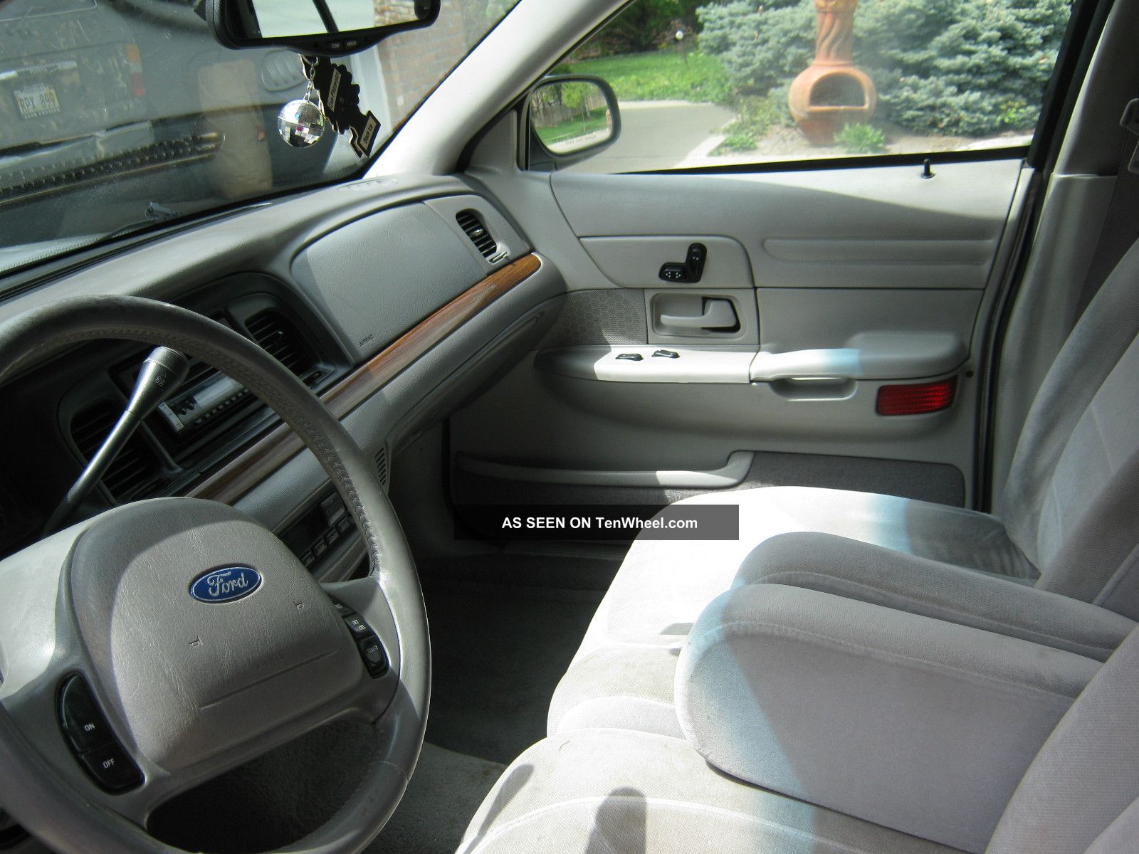 2001 Ford Crown Victoria Base Sedan 4 Door 4 6l