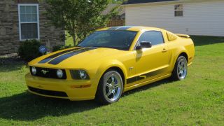 2005 Ford Mustang Gt Premium Coupe 2 - Door 4.  6l photo