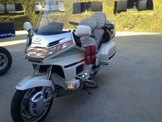 Reduced 2000 Honda Gold Wing 1500 - Silver Anniversary White Excellent Cond photo