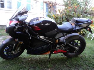 Aprilia Rsv 1.  000 Year 2003 With Only Km 8.  000 photo
