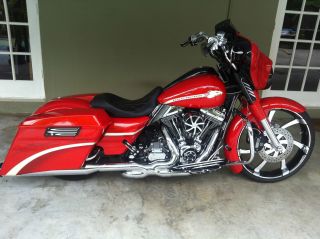 2010 Screamin Eagle Cvo Street Glide With 23 Front Wheel photo