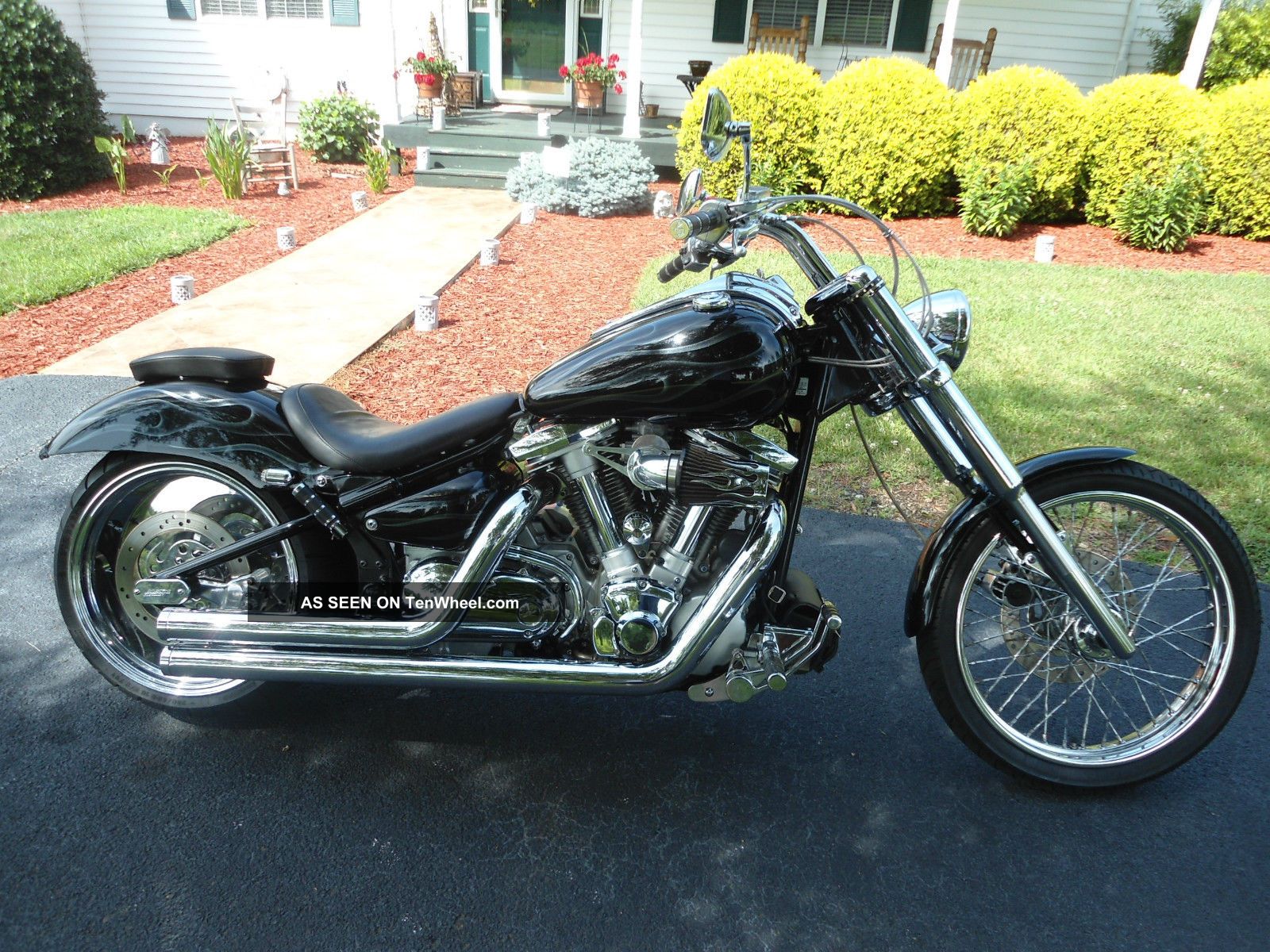 duke 390 black and white