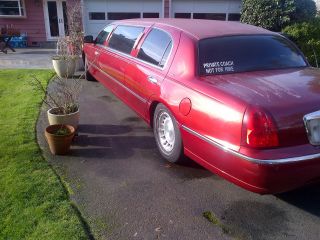 1999 Lincoln Towncar Limousine Limo 6 Pack Red / Burgundy photo