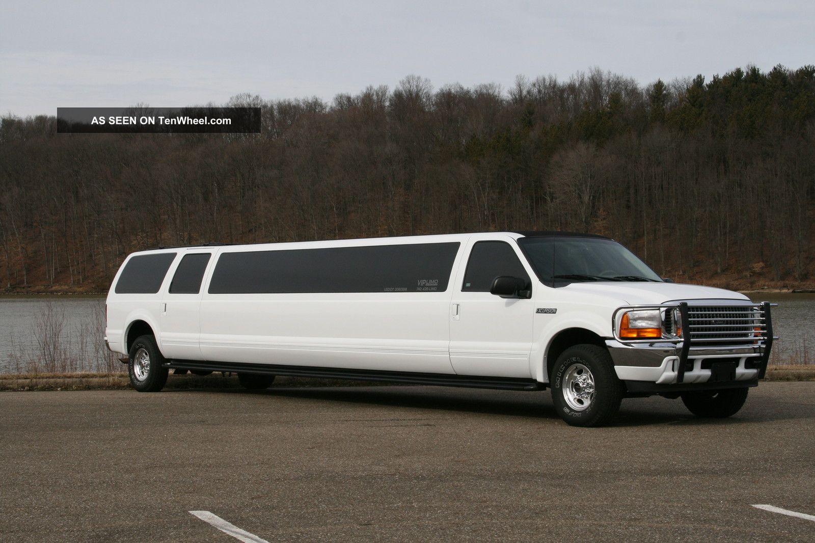 Picture of a ford excursion limousine #5