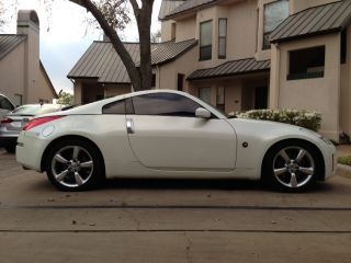 2006 Nissan 350z Base Coupe 2 - Door 3.  5l,  Lady Driven,  Pearl White photo
