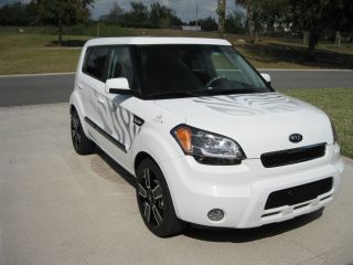 2011 Kia Soul Special / Limited Edition White Tiger - - Rare And Immaculate photo
