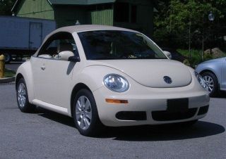 2009 Volkswagen Beetle Convertible 2 - Door 2.  5l photo