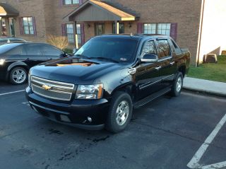 2007 Chevy Avalanche Lt.  Black In photo