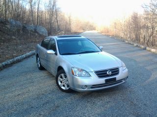 2004 Nissan Altima S Sedan 4 - Door 2.  5l photo