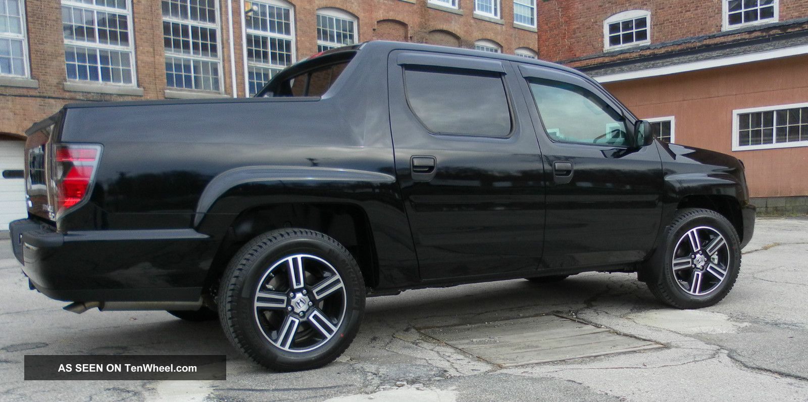 2012 Honda Ridgeline Sport Crew Cab Pickup 4 - Door 3.  5l / Showroom Condition. Ridgeline photo