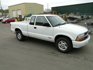 2001 Chevrolet S10 Extended Cab 4x4 Pick Up Truck photo