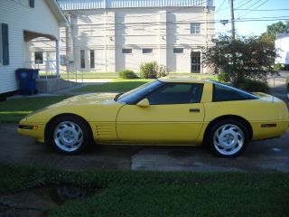 1992 Chevrolet Corvette Base Hatchback 2 - Door 5.  7l photo