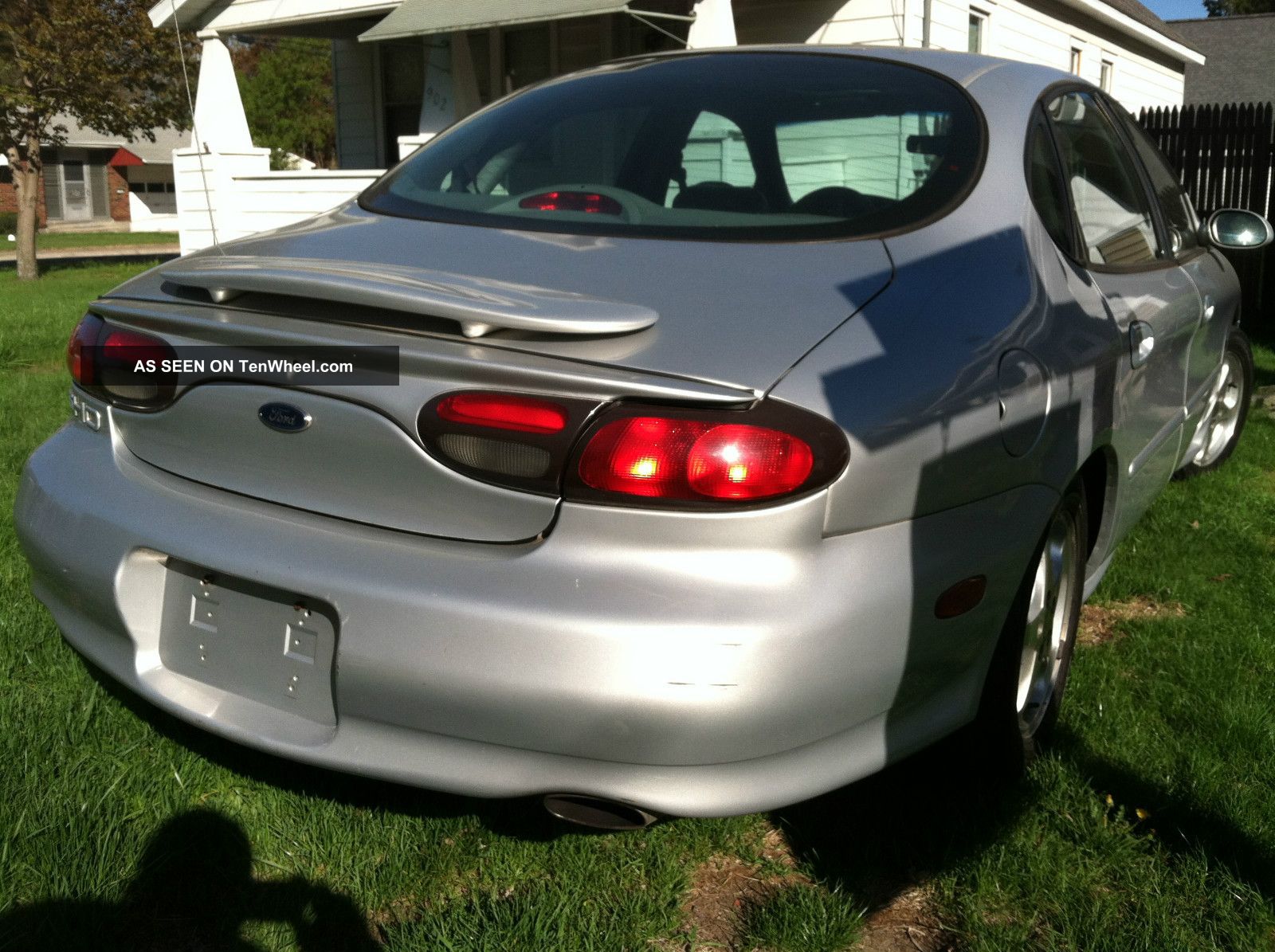 Does 1999 ford taurus have cd player