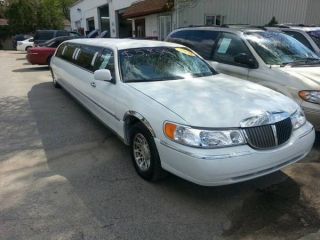 2000 Lincoln Town Car Stretch Limousine photo