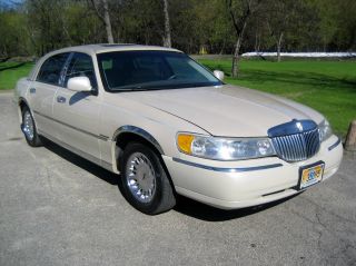 1999 Lincoln Town Car Cartier 4 Dr Sedan V - 8 4 - 6 Electronic Fuel Injection photo