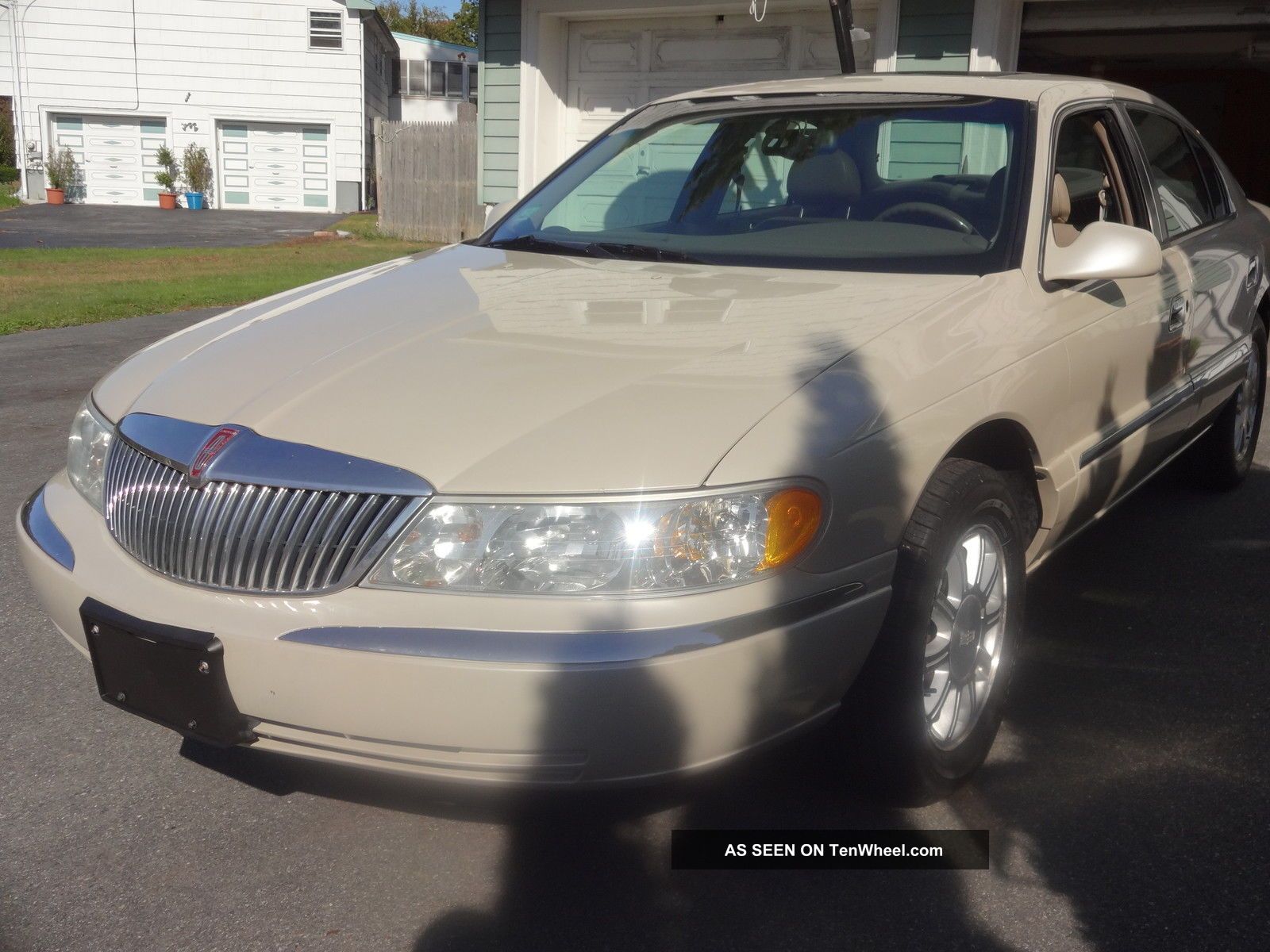 2002 Lincoln Continental Base Sedan 4 - Door 4.  6l Continental photo