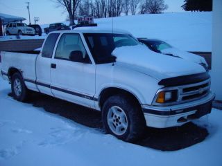 White 1997 Chevy S - 10 Extended Cab 4x4 Pick - Up Truck photo