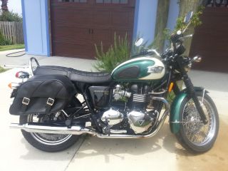 Gorgeous Grn / Wht 2010 Triumph Bonneville With Saddlebags,  Female Owned photo