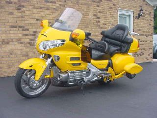 2002 Pearl Yellow Gl1800 Honda Goldwing With Landing Gear photo